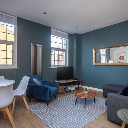 Modern Apartment Within City Walls, Parking Честър Екстериор снимка