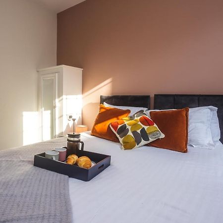 Modern Apartment Within City Walls, Parking Честър Екстериор снимка