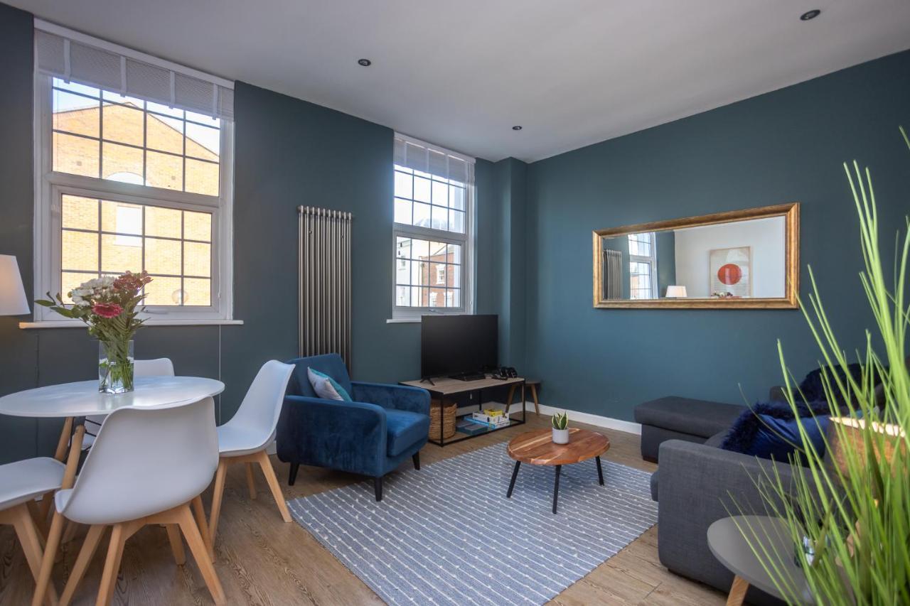Modern Apartment Within City Walls, Parking Честър Екстериор снимка