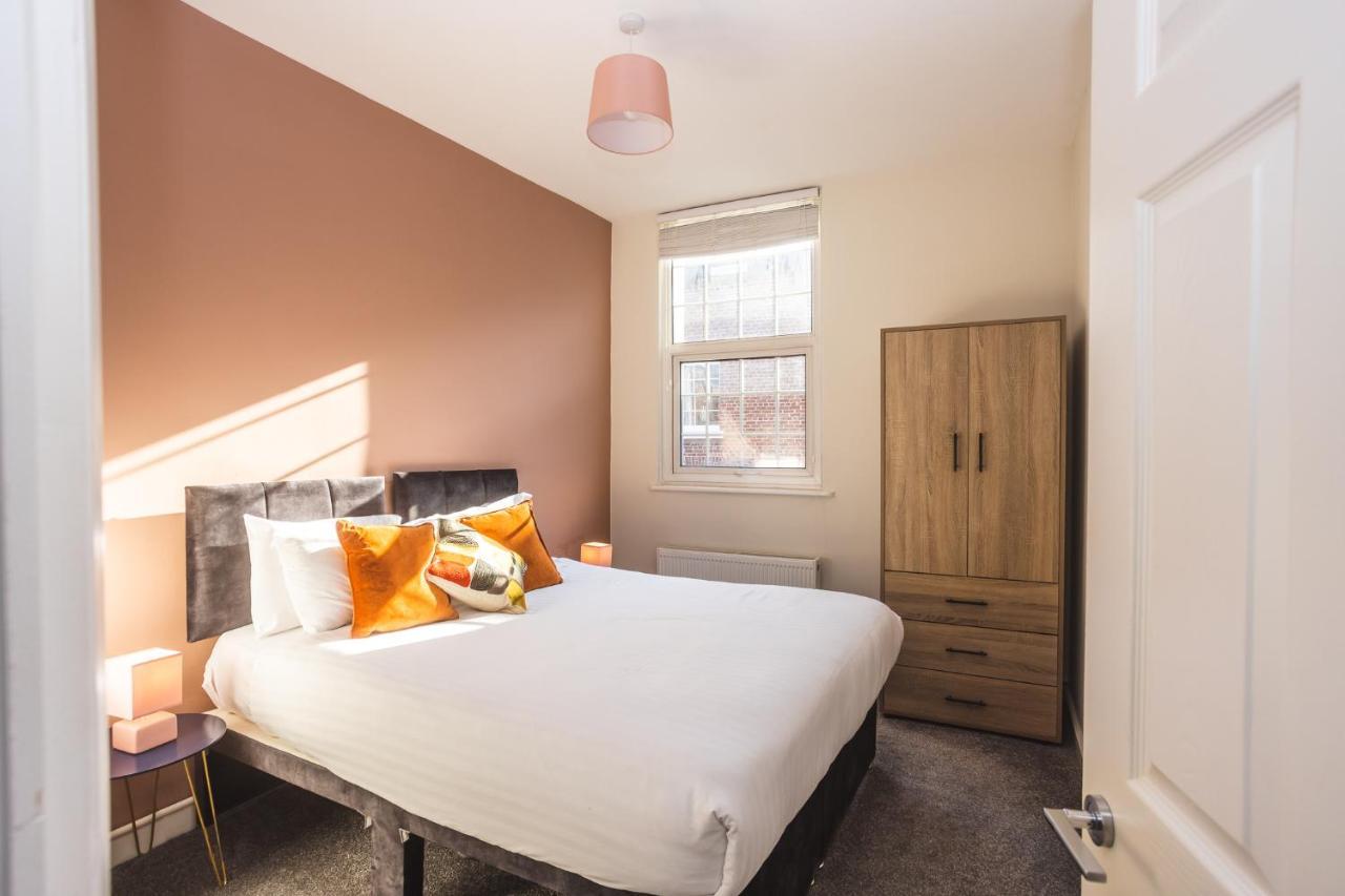 Modern Apartment Within City Walls, Parking Честър Екстериор снимка