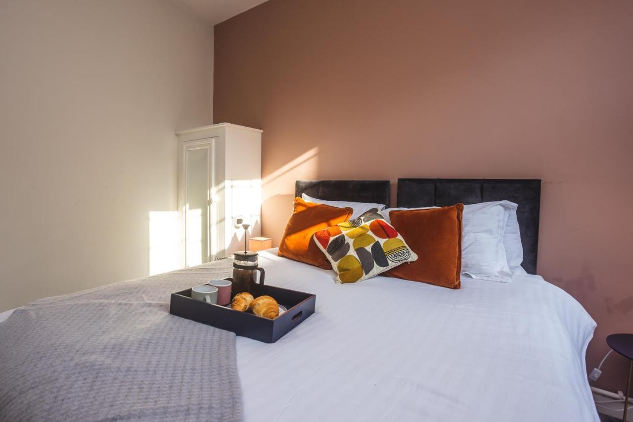 Modern Apartment Within City Walls, Parking Честър Екстериор снимка