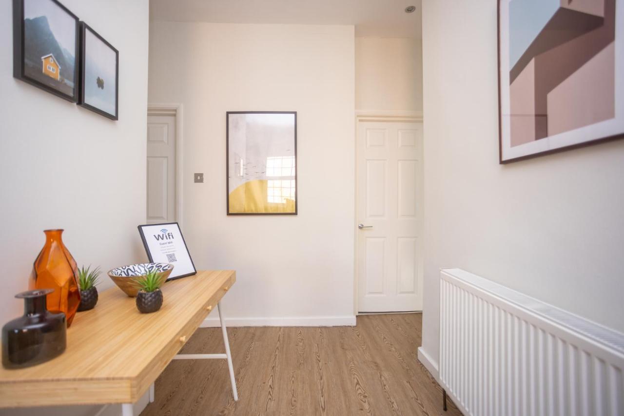 Modern Apartment Within City Walls, Parking Честър Екстериор снимка