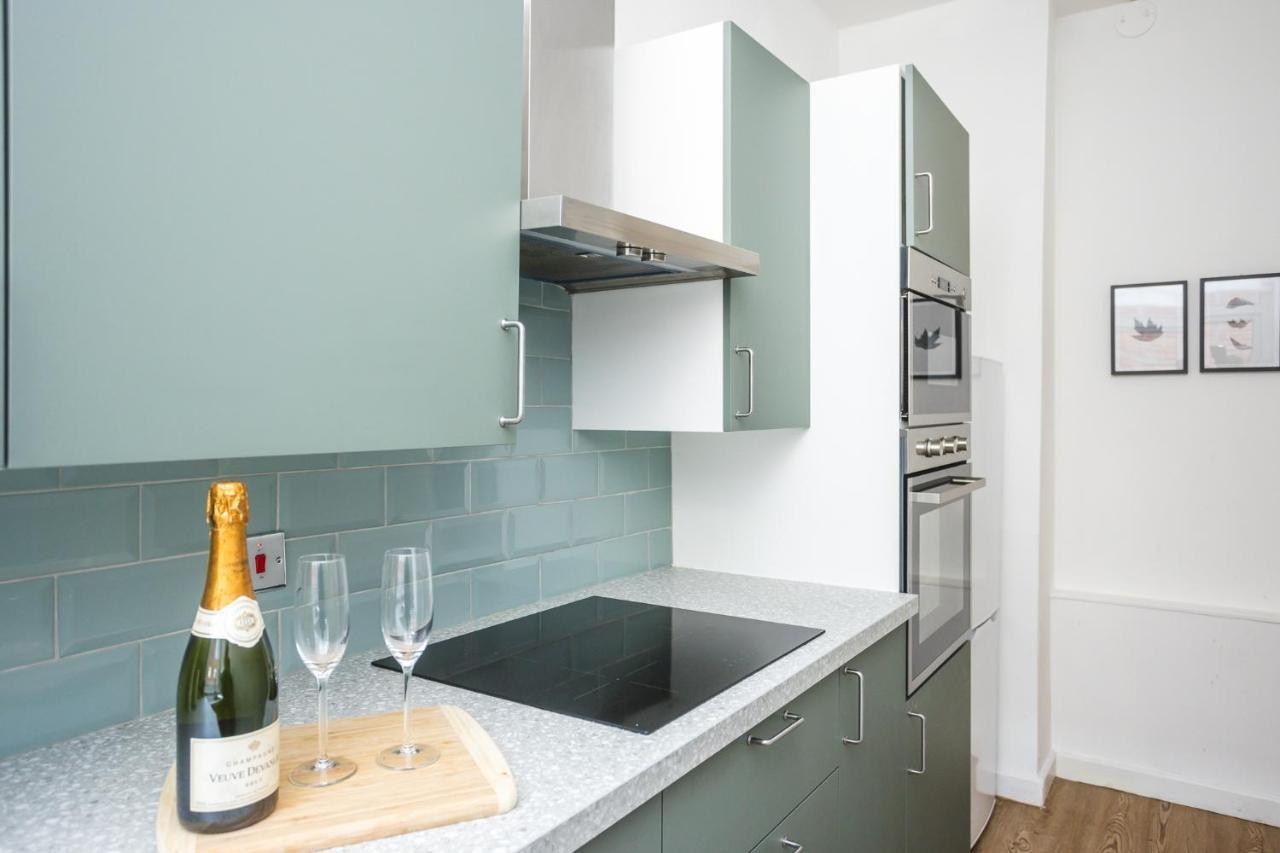 Modern Apartment Within City Walls, Parking Честър Екстериор снимка
