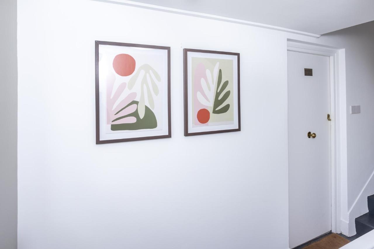 Modern Apartment Within City Walls, Parking Честър Екстериор снимка