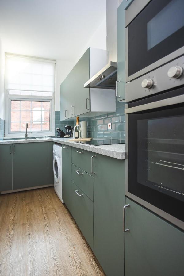 Modern Apartment Within City Walls, Parking Честър Екстериор снимка